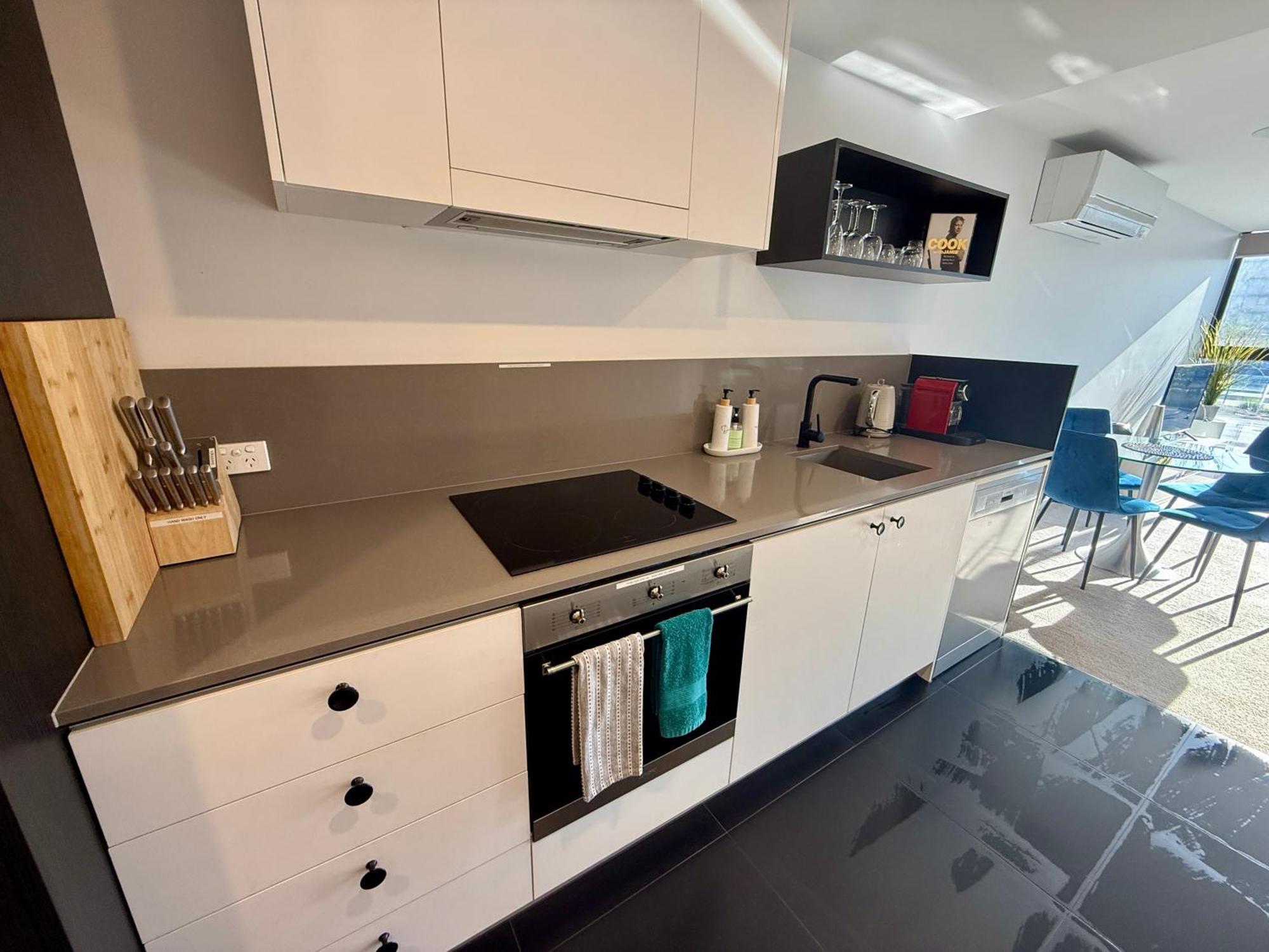 Midnight Luxe 1Br 1Bath Apartment 104 In The Heart Of Braddon Pool Sauna Secure Parking Wine Wifi Camberra Exterior foto