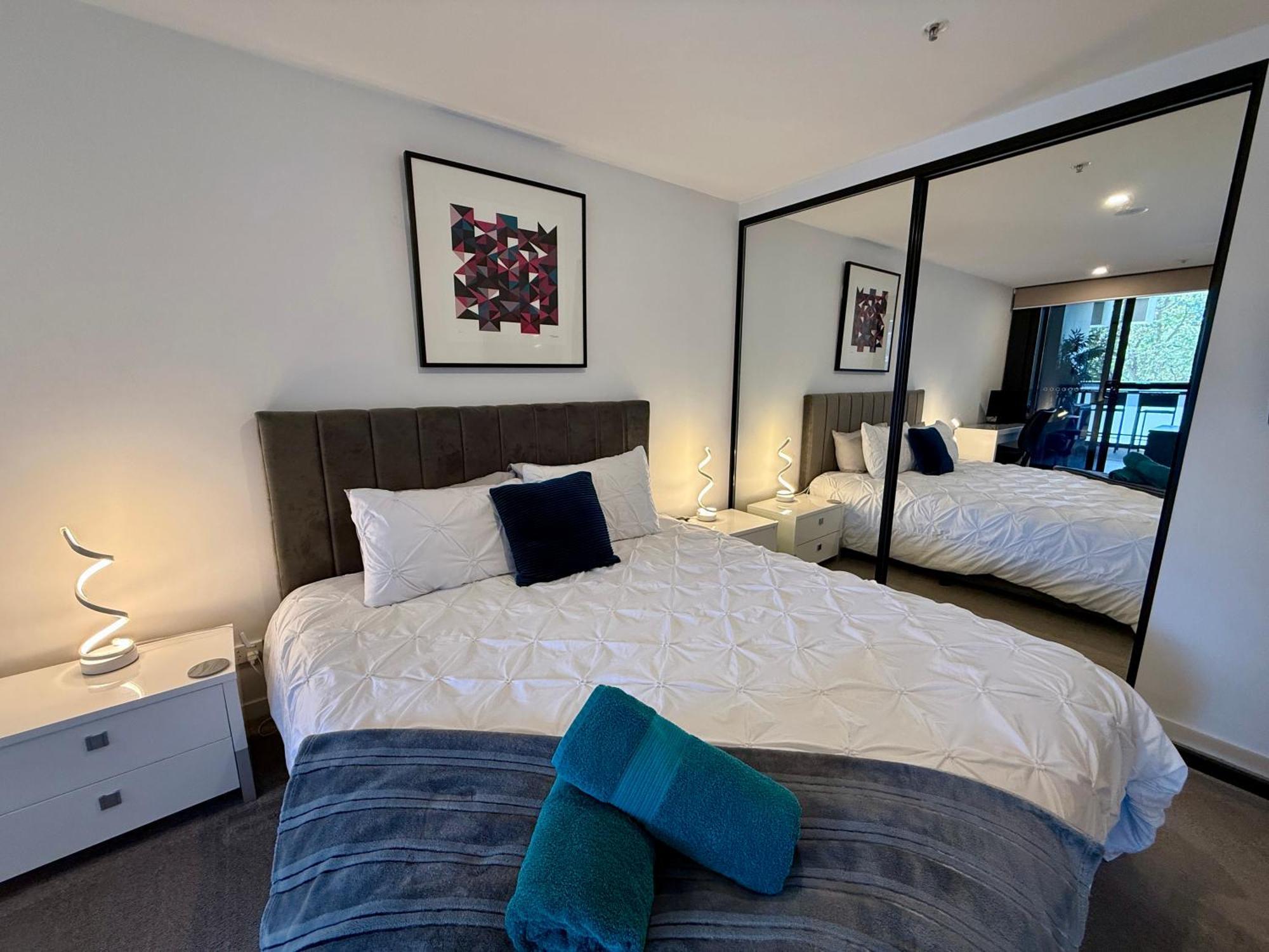 Midnight Luxe 1Br 1Bath Apartment 104 In The Heart Of Braddon Pool Sauna Secure Parking Wine Wifi Camberra Exterior foto